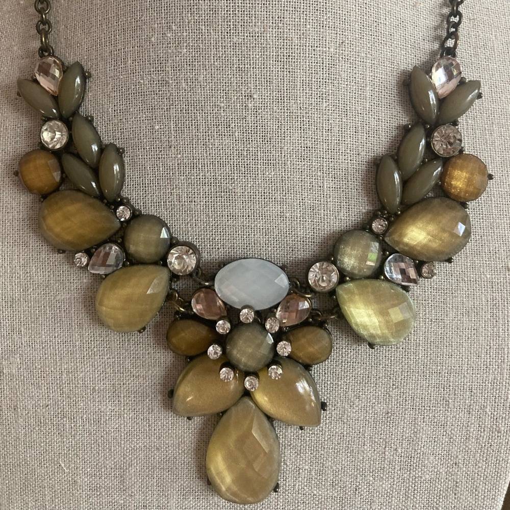 Statement Necklace with golden and crystal colors stones.